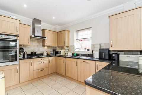 2 bedroom penthouse for sale, Hanover Court, 37 Chesham Road, Amersham, Buckinghamshire, HP6