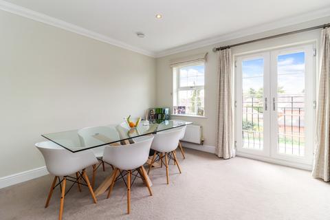2 bedroom penthouse for sale, Hanover Court, 37 Chesham Road, Amersham, Buckinghamshire, HP6