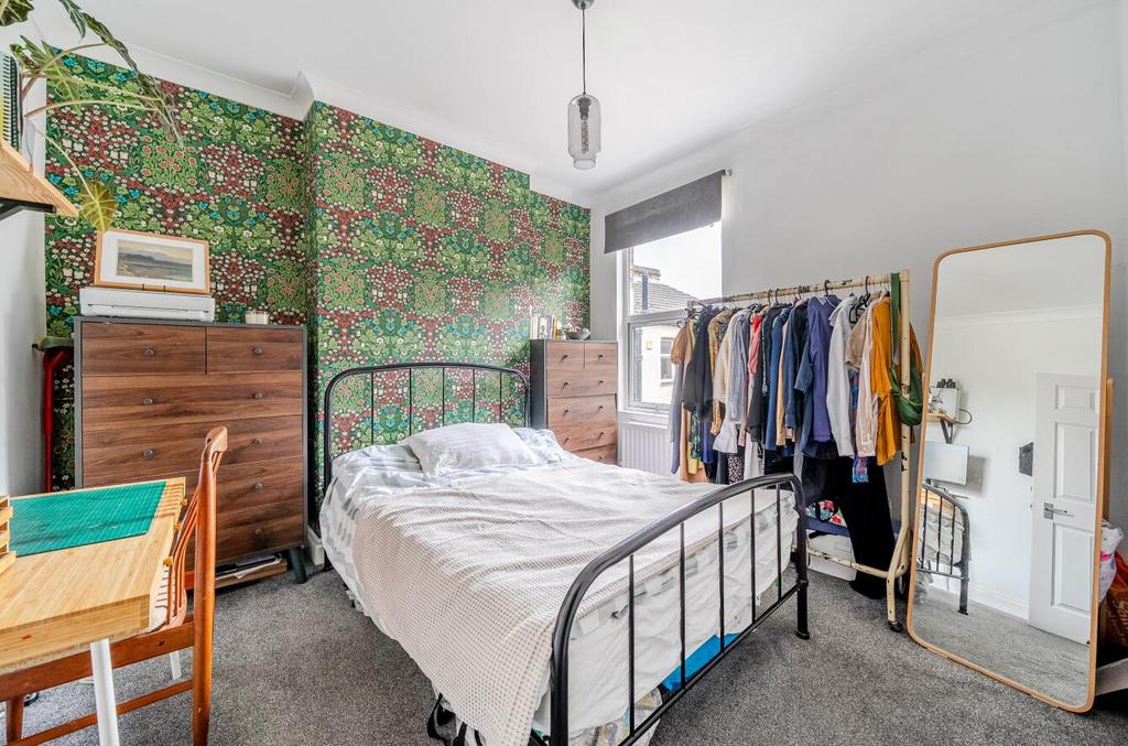 Bedroom 1.jpg