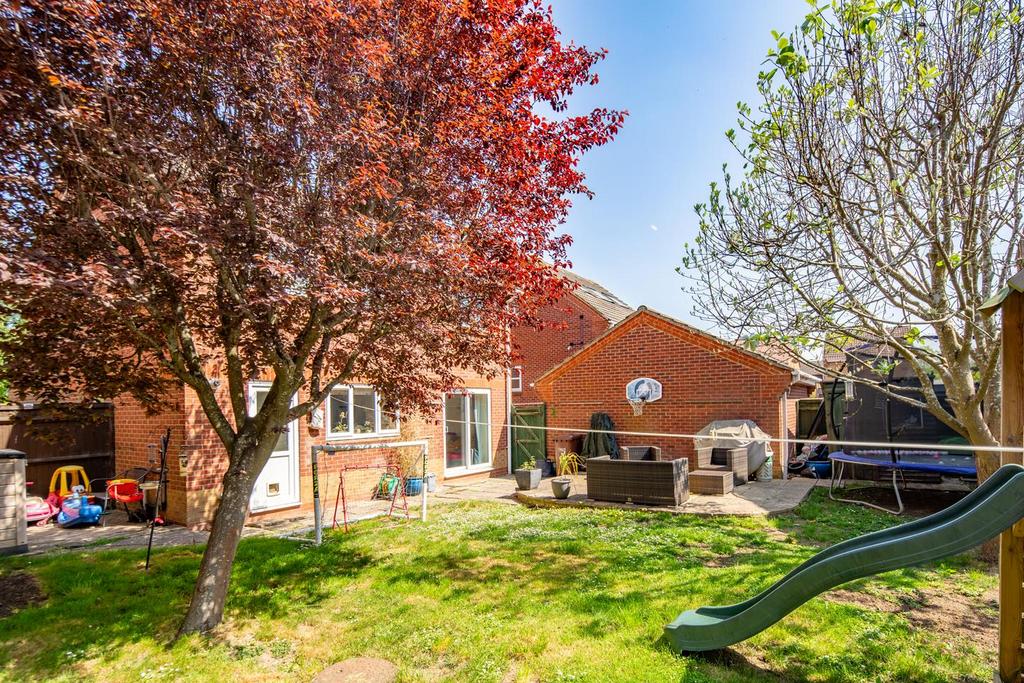 30-rear garden 3.jpg