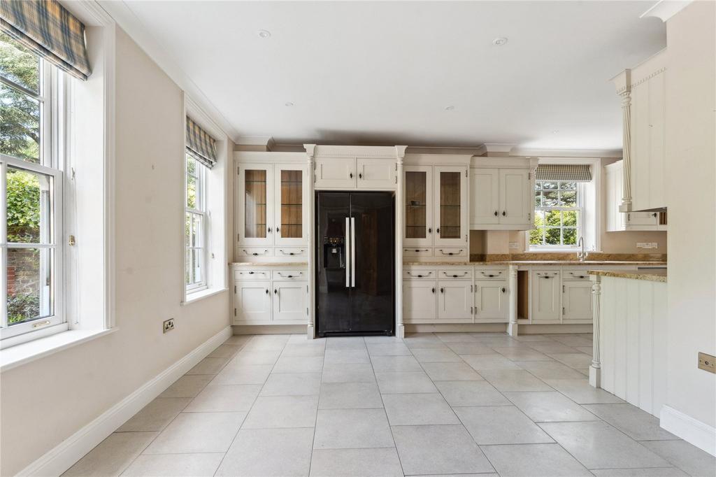Kitchen/B'fast Room