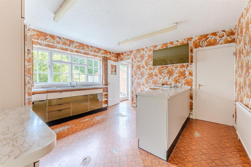 Fully fitted kitchen