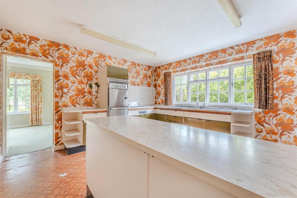Fully fitted kitchen