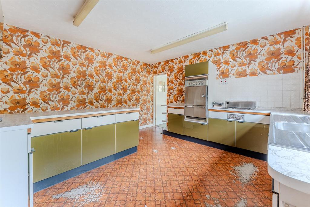 Fully fitted kitchen