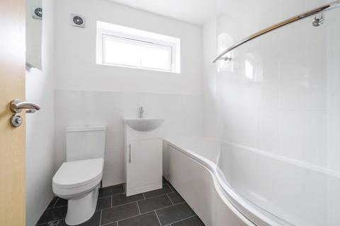 2 bedroom apartment to rent, Victorian Court, Romford RM7