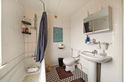 2 bedroom flat for sale, Ilford IG1