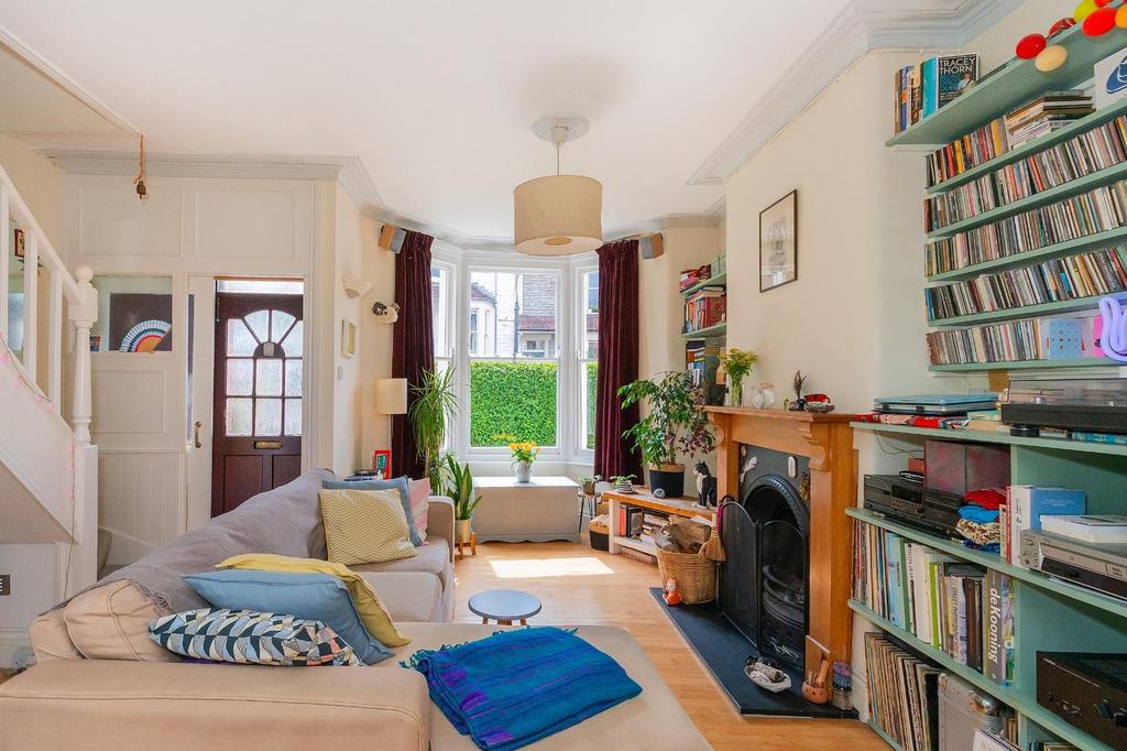 0 V7 STN - Living Room E.jpg