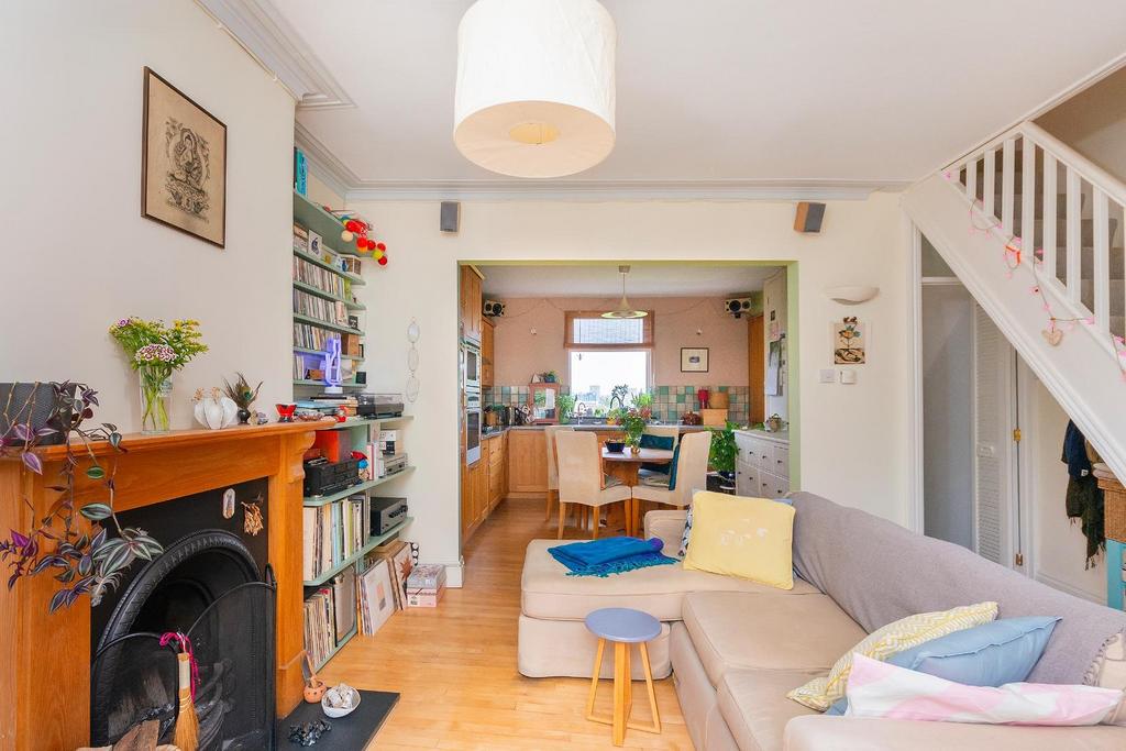 0 V7 STN - Living Room B.jpg