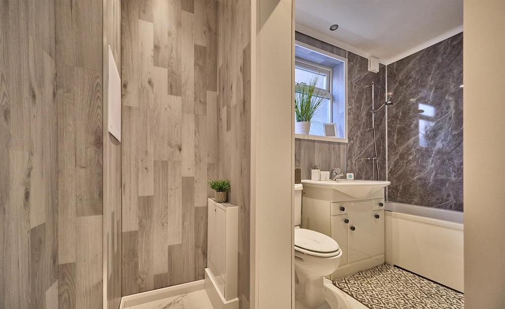 Side Bathroom