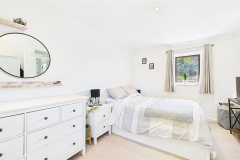 6 Hutton Close, Windlesham, GU20 6DN