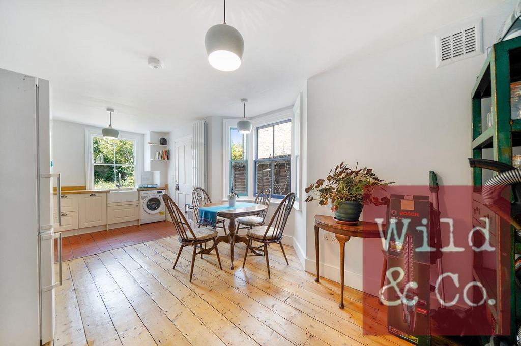 Roding Road - M4 C8yx ZOcx S6 NWd0l QNd.jpg