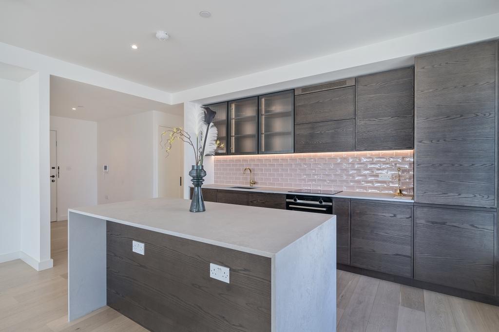 1302071 12 685095...