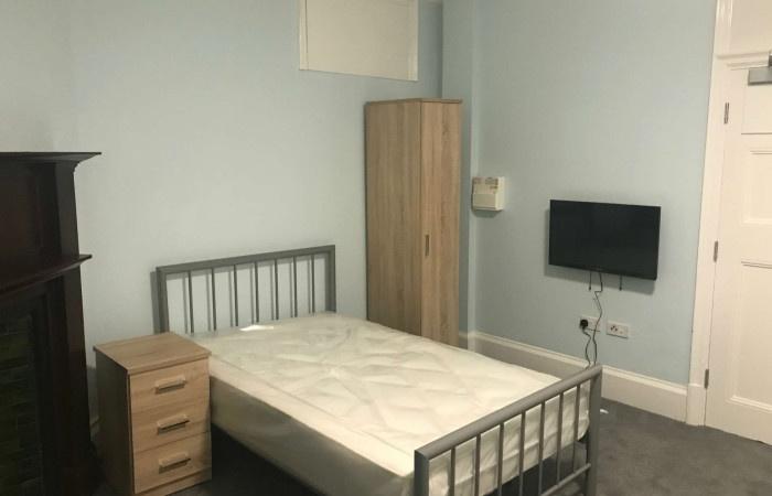 A neat and well-maintained single bedroom featu...