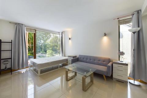 41 Rivermead Close, Teddington, TW11 9NL