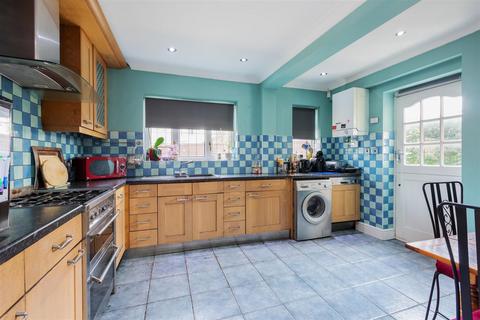 4 bedroom semi-detached house to rent, St. Georges Crescent, Cippenham