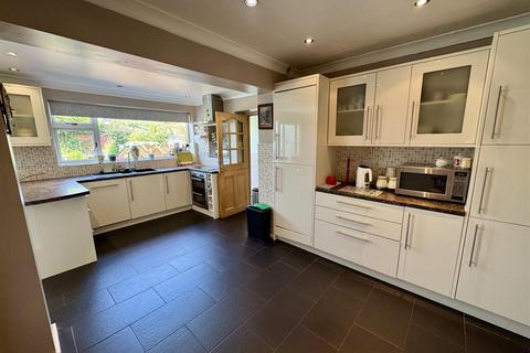 16 Rennison Drive, Wombourne, Wolverhampton, WV5 9HW