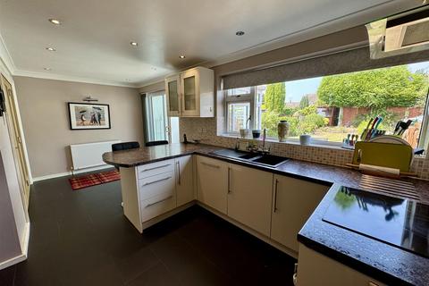 16 Rennison Drive, Wombourne, Wolverhampton, WV5 9HW