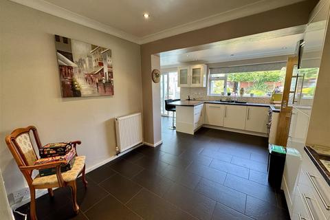 16 Rennison Drive, Wombourne, Wolverhampton, WV5 9HW