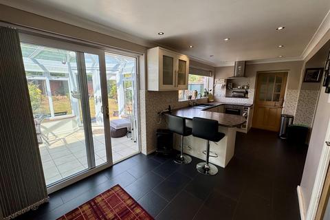 16 Rennison Drive, Wombourne, Wolverhampton, WV5 9HW