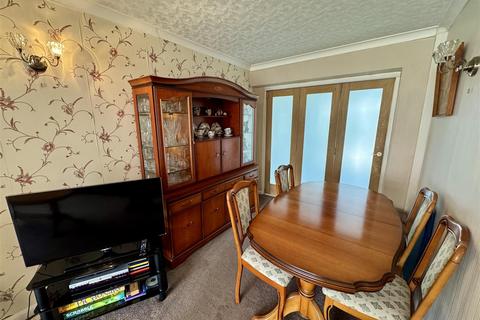 16 Rennison Drive, Wombourne, Wolverhampton, WV5 9HW