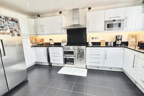 3 bedroom semi-detached house to rent, Limes Avenue, Chigwell IG7