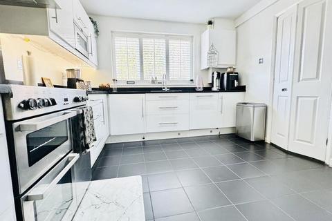 3 bedroom semi-detached house to rent, Limes Avenue, Chigwell IG7