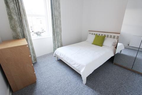 2 bedroom flat to rent, Dundee Terrace, Edinburgh EH11
