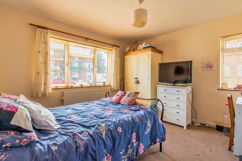 2 bedroom flat for sale, Courts Road, Earley, Reading