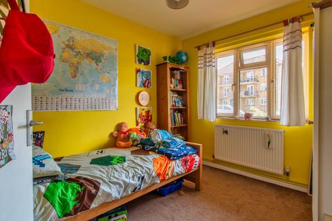 2 bedroom flat for sale, Courts Road, Earley, Reading