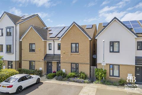 3 bedroom semi-detached house for sale, Reservoir Way, Ilford, IG6