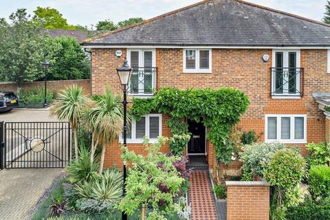 34 Chaucer Close, Windsor, SL4 3ER
