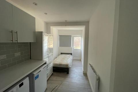 Studio to rent, The Circle, London