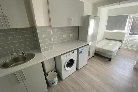 Studio to rent, The Circle, London