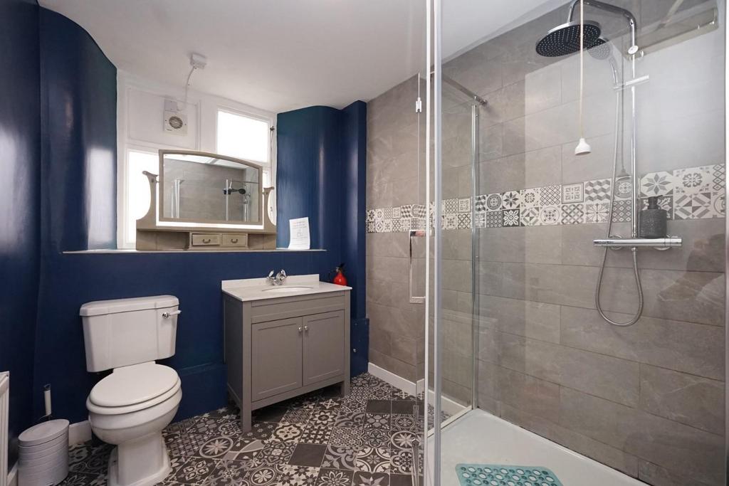 Bathroom 1.jpg