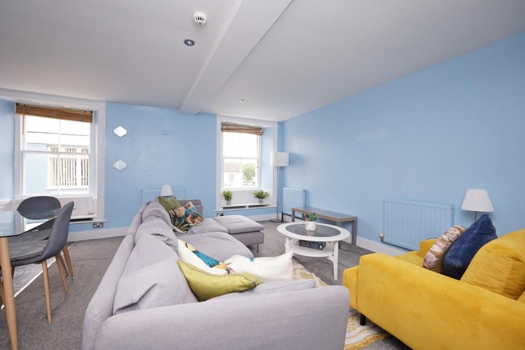 KZmhv U7x60 GFB6v-gvi FRw.jpg