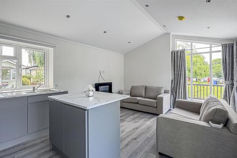 2 bedroom mobile home for sale, Willows Riverside Park, Windsor
