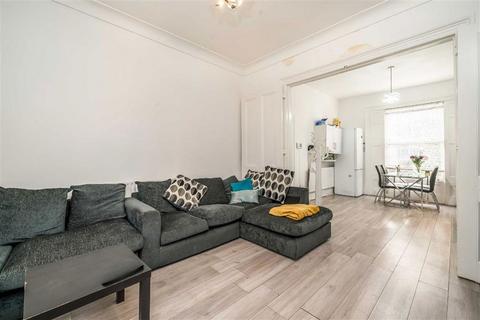 3 bedroom flat for sale, Loughborough Road, London SW9