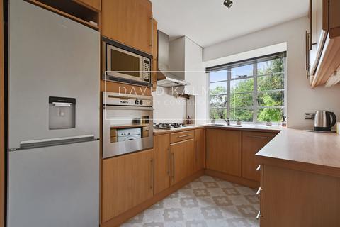 35 Denison Close, London, N2 0JT