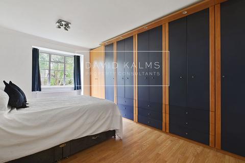 35 Denison Close, London, N2 0JT