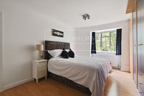 35 Denison Close, London, N2 0JT