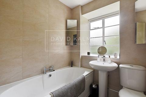 35 Denison Close, London, N2 0JT