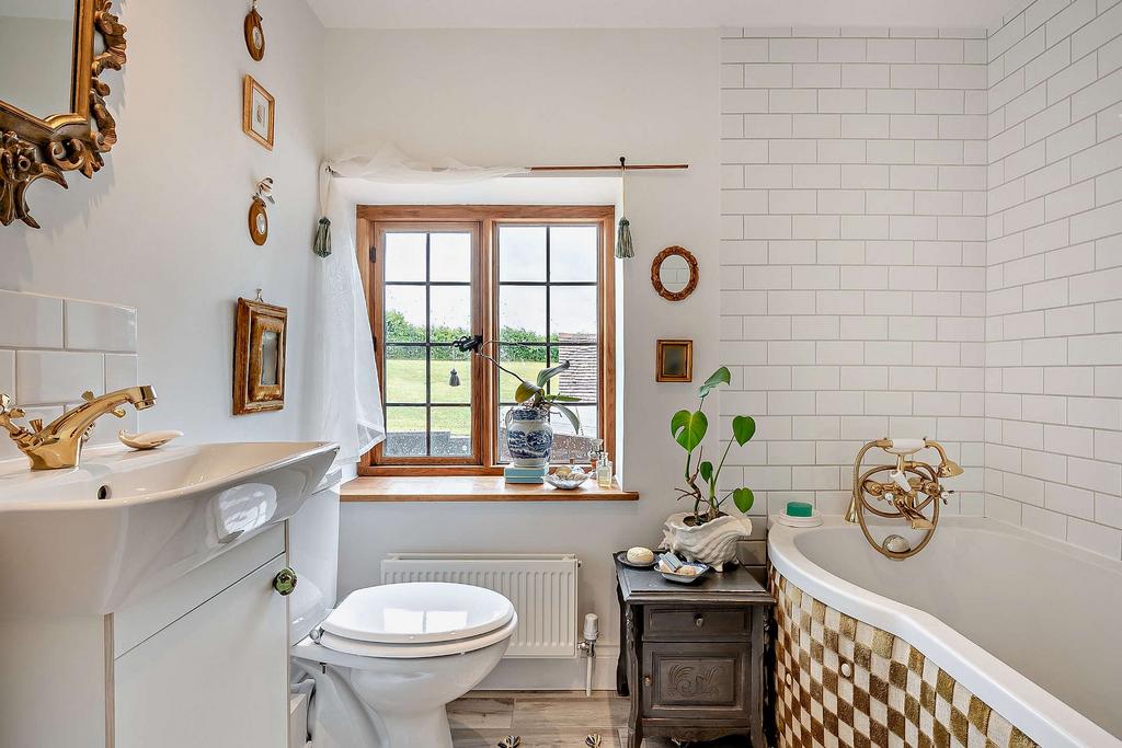 Ensuite bathroom to principal