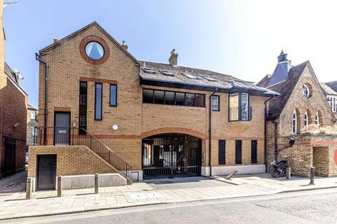 2 bedroom apartment to rent, Clarence Street, Surrey