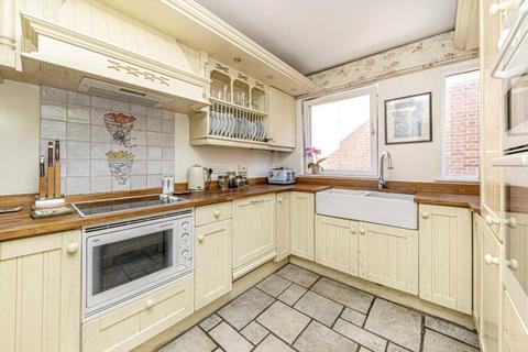 2 bedroom apartment to rent, Clarence Street, Surrey