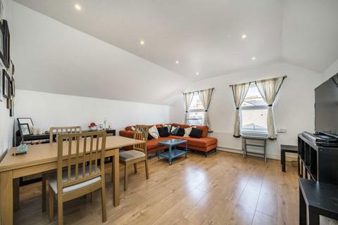 3 bedroom flat for sale, Tooting High Street, London SW17
