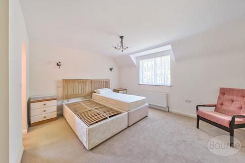 3 bedroom detached house for sale, The Hatches, Farnham, Surrey, GU9