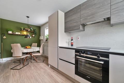 4 bedroom semi-detached house for sale, London Road, Surrey GU26