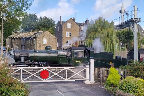 2 Brook Row, Oakworth, Keighley, BD22 0EA