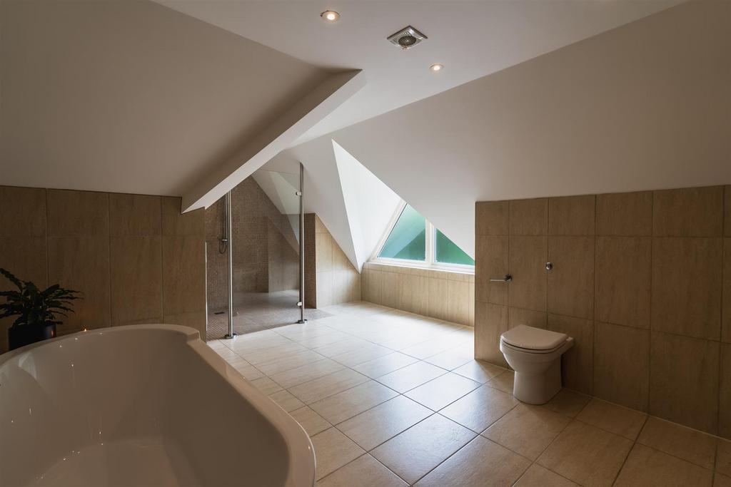 Master En-Suite Bathroom