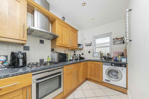 2 bedroom flat to rent, Liberty Mews, London SW12